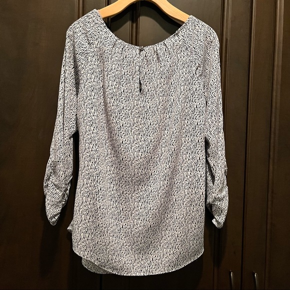 NWT White House Black Market 3/4 Sleeve Keyhole Painted Texture Blouse size S - Picture 4 of 11